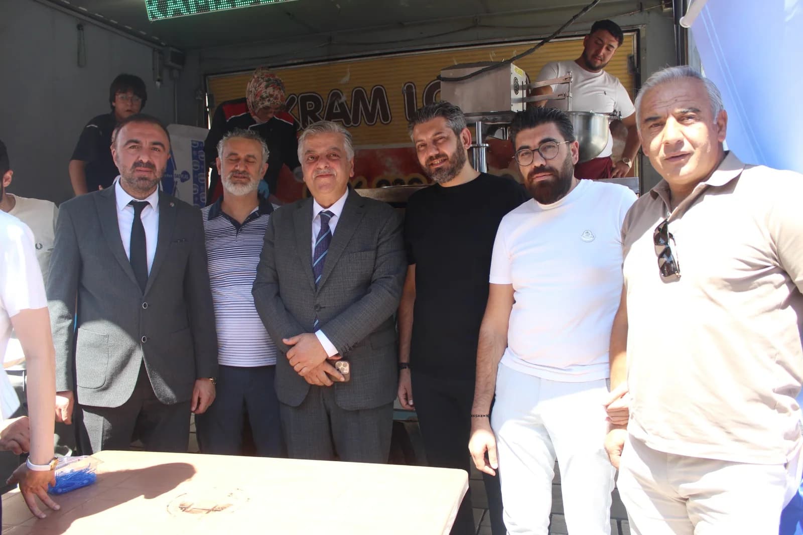 KAYSARDER yöneticileri ve etkinlik görevlilerinin lokma ikram alanındaki hatıra fotoğrafı