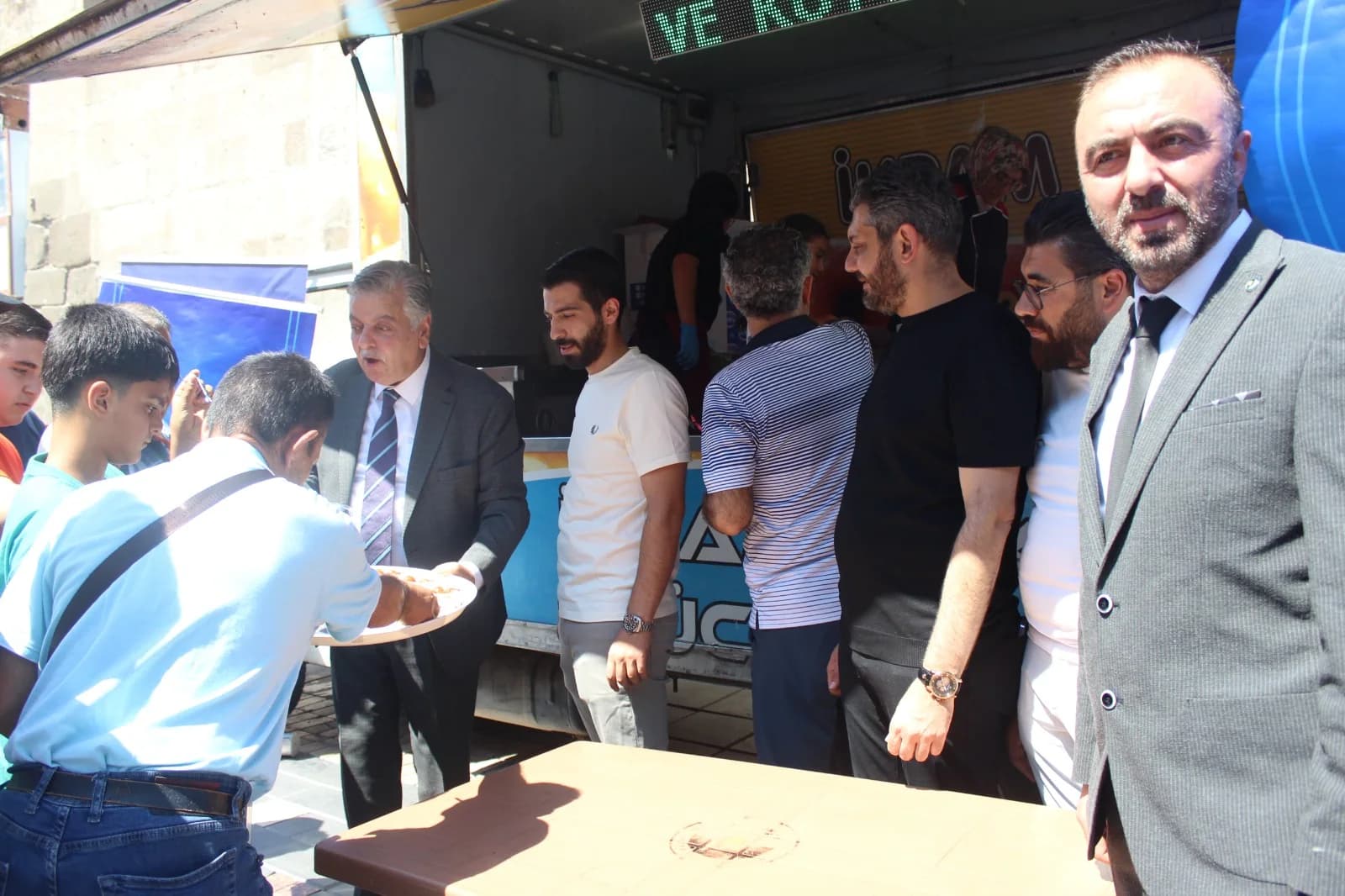 Mevlid Kandili lokma ikramına katılan vatandaşlar ve KAYSARDER yöneticileri