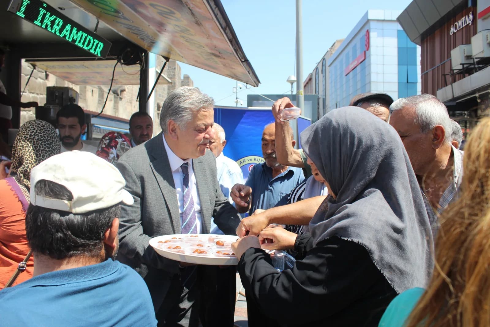 KAYSARDER Başkanı'nın Mevlid Kandili programında hemşehrilerimize lokma ikram etmesi