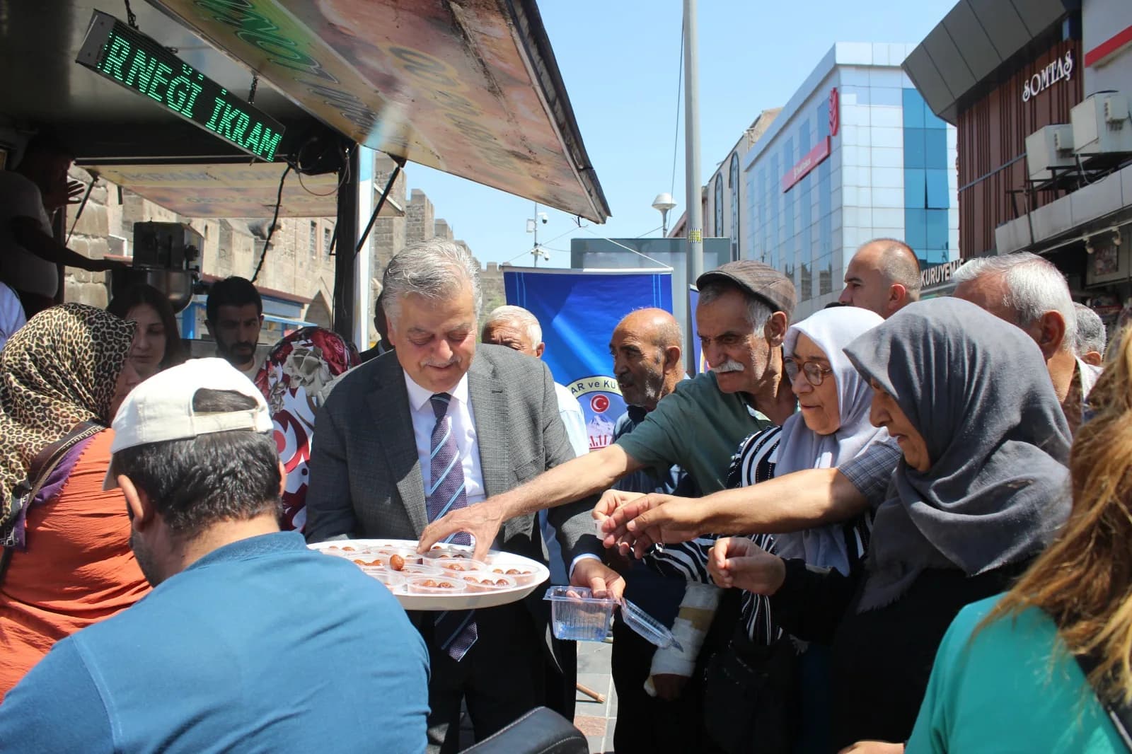 Mevlid Kandili vesilesiyle düzenlenen lokma ikramından faydalanan vatandaşlar