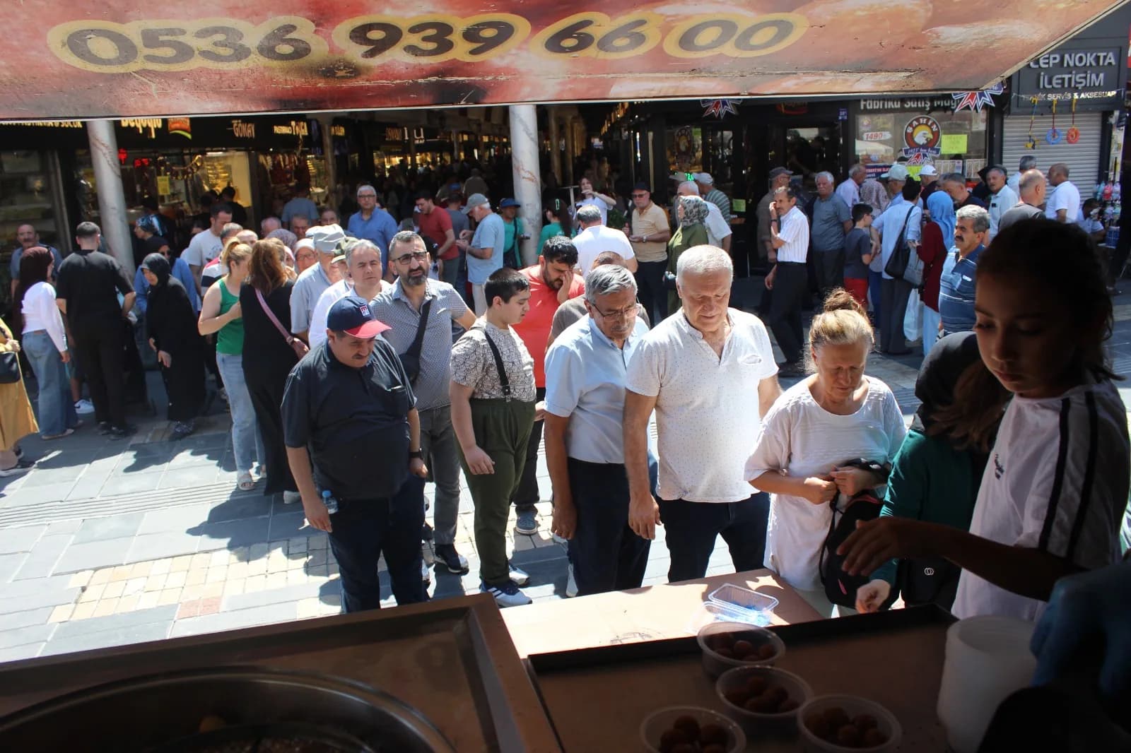 Kayseri'de düzenlenen KAYSARDER lokma ikramına katılan hemşehrilerimizin oluşturduğu sıra