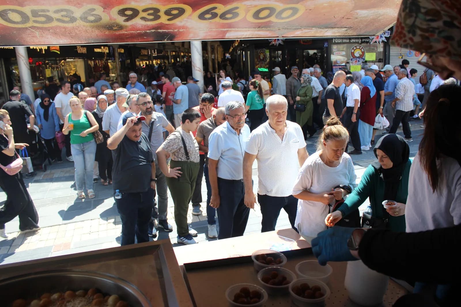 KAYSARDER Mevlid Kandili lokma dağıtımında bir araya gelen Kayserili vatandaşlar